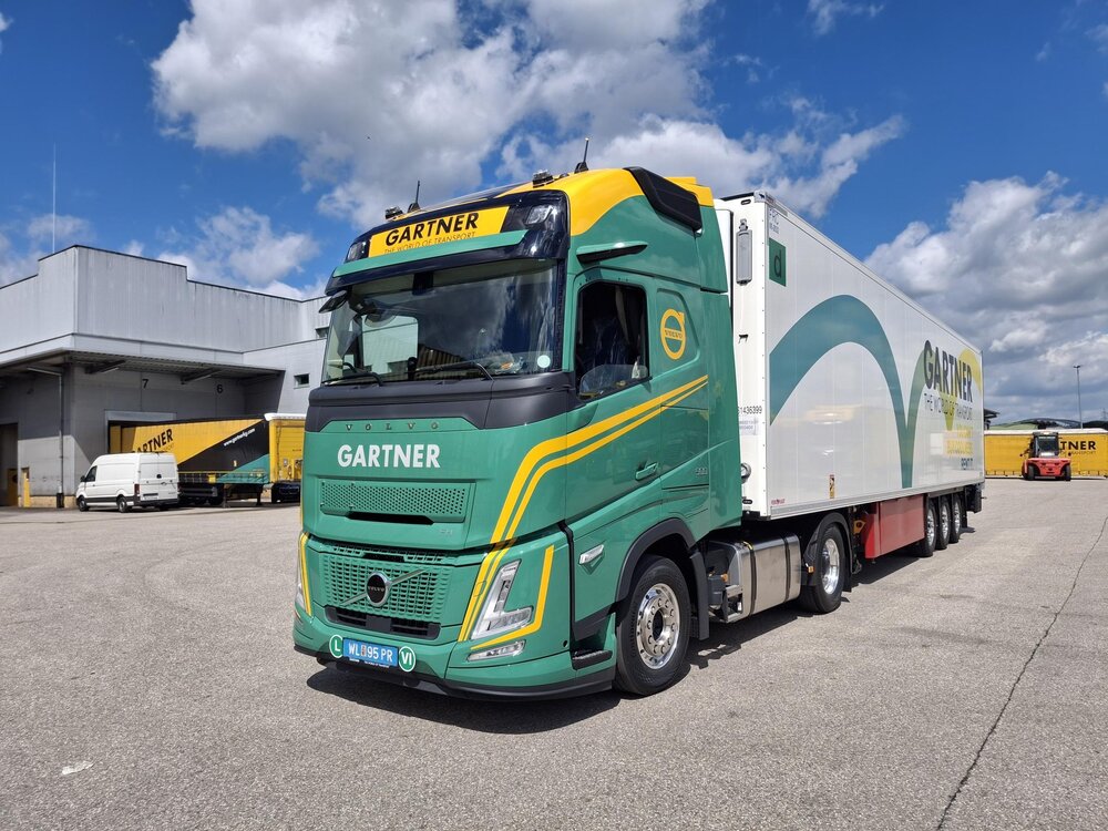 Tekno Tekno Volvo FH Aero Globetrotter XL 4x2 with 3-axle reefer trailer GARTNER