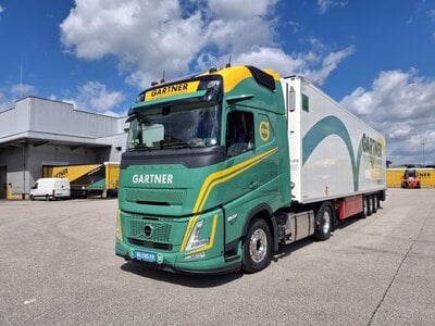 Tekno Tekno Volvo FH Aero Globetrotter XL 4x2 met 3-assige koeloplegger GARTNER