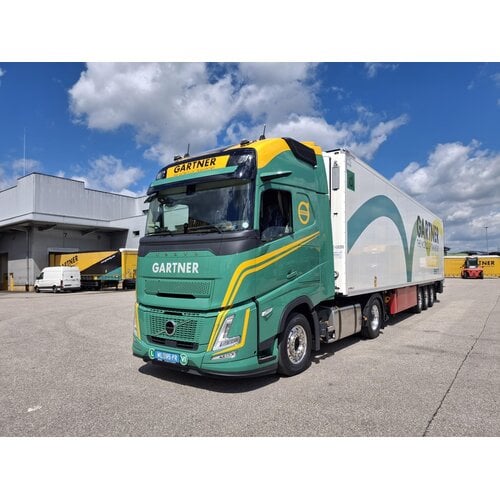 Tekno Tekno Volvo FH Aero Globetrotter XL 4x2 met 3-assige koeloplegger GARTNER