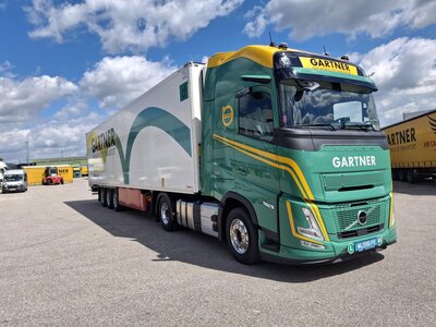Tekno Tekno Volvo FH Aero Globetrotter XL 4x2 with 3-axle reefer trailer GARTNER