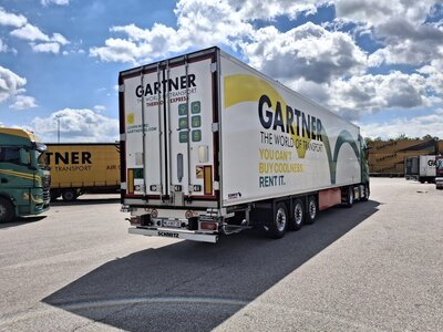 Tekno Tekno Volvo FH Aero Globetrotter XL 4x2 with 3-axle reefer trailer GARTNER
