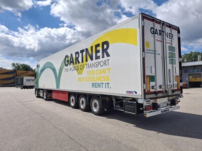 Tekno Tekno Volvo FH Aero Globetrotter XL 4x2 with 3-axle reefer trailer GARTNER