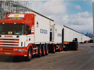 Tekno Tekno Scania 4-serie rigid truck with 3-axle trailer with 2x20ft. Cosco reefer container POST KOGEKO