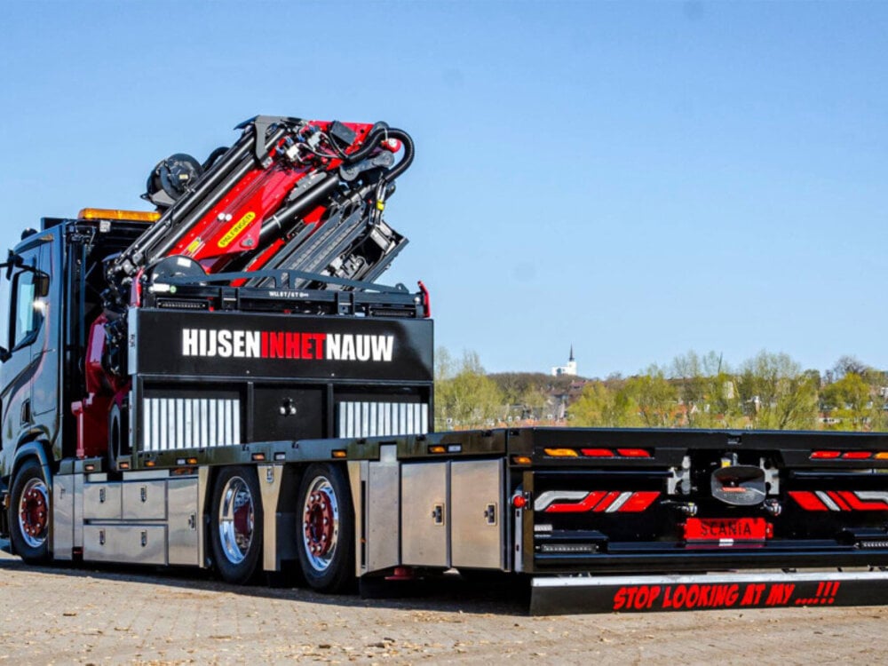 WSI WSI Scania R flat roof sleeper cab riged flatbed truck 6x2 + palfinger pk 65002SH + jib HIJSEN IN HET NAUW