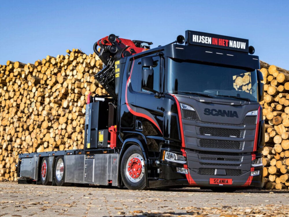WSI WSI Scania R flat roof sleeper cab riged flatbed truck 6x2 + palfinger pk 65002SH + jib HIJSEN IN HET NAUW