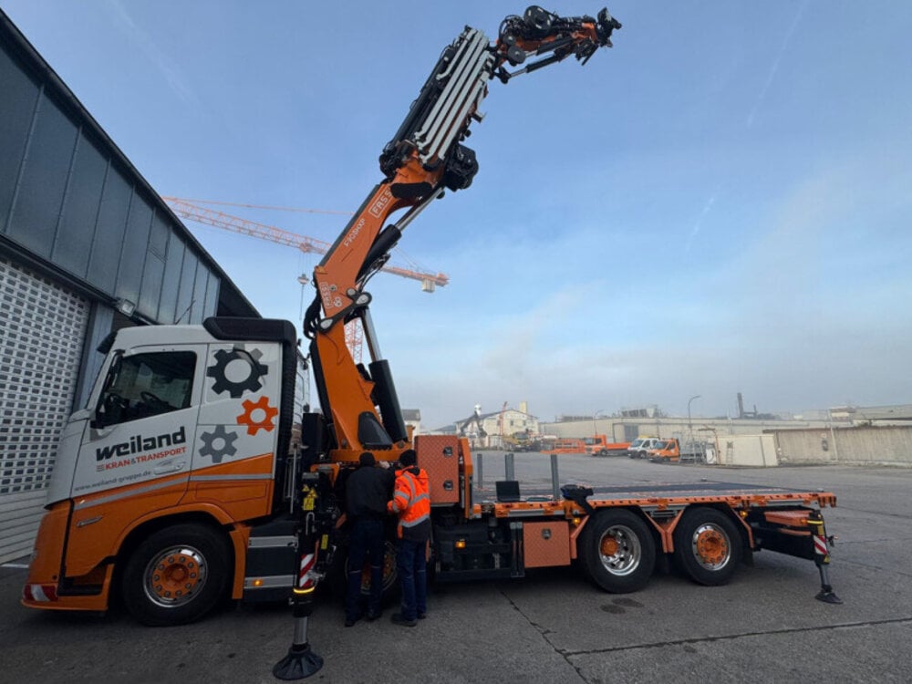 WSI WSI Volvo FH aero sleeper cab  Riged flatbed truck 8x2 + fassi 1100 + jib WEILAND