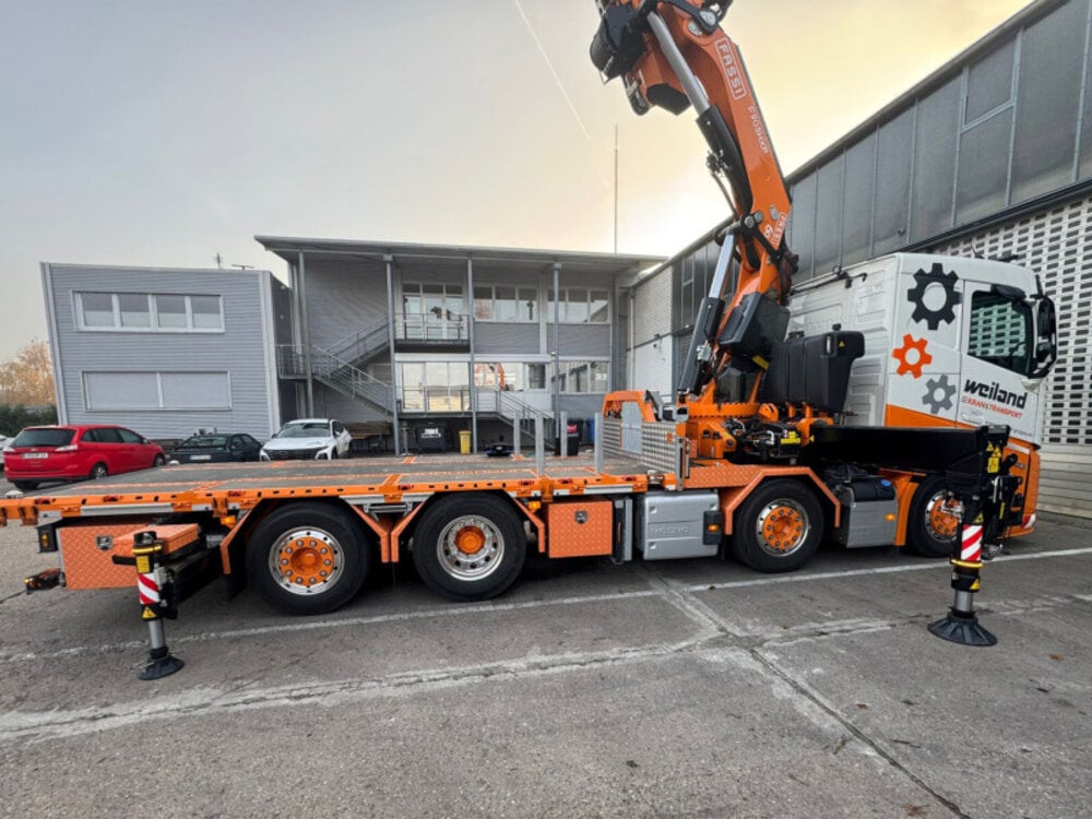 WSI WSI Volvo FH aero sleeper cab  Riged flatbed truck 8x2 + fassi 1100 + jib WEILAND