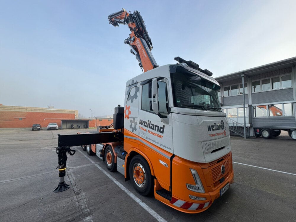 WSI WSI Volvo FH aero sleeper cab  Riged flatbed truck 8x2 + fassi 1100 + jib WEILAND