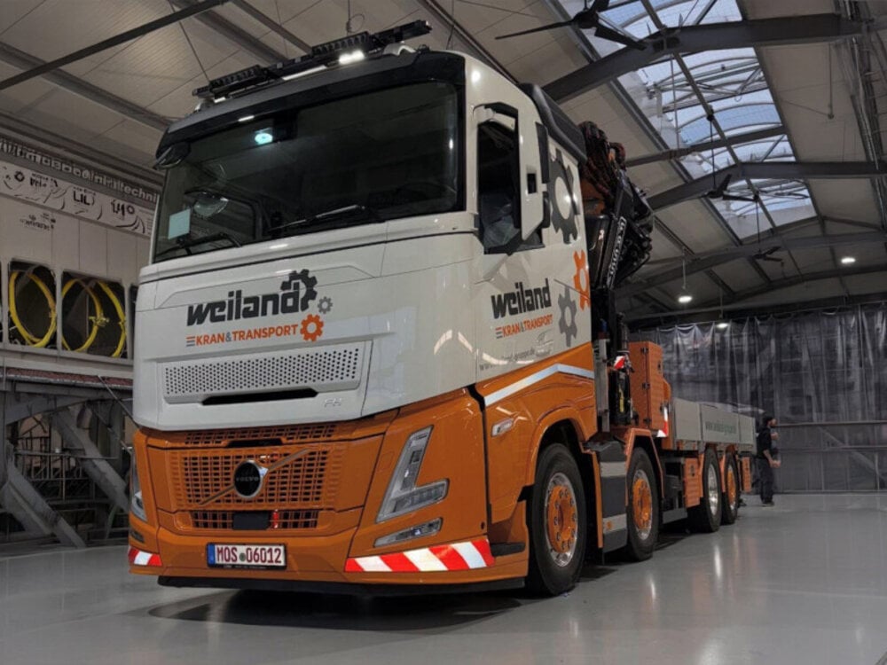 WSI WSI Volvo FH aero sleeper cab  Riged flatbed truck 8x2 + fassi 1100 + jib WEILAND