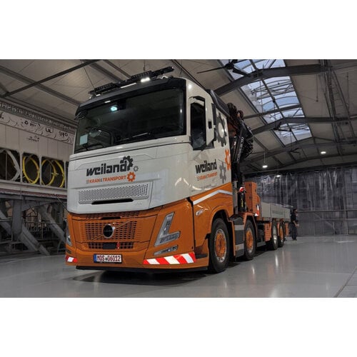 WSI WSI Volvo FH aero sleeper cab  Riged flatbed truck 8x2 + fassi 1100 + jib WEILAND