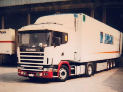 WSI WSI Scania 4-serie flat roof 4x2 met 3-assige koeloplegger TIRSPAGNA