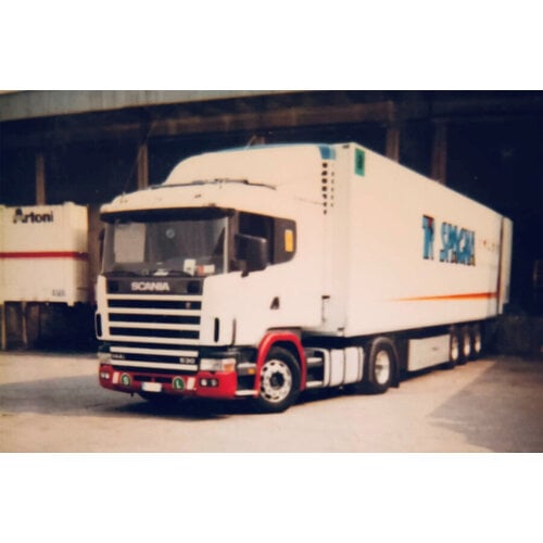 WSI WSI Scania 4-serie flat roof 4x2 met 3-assige koeloplegger TIRSPAGNA