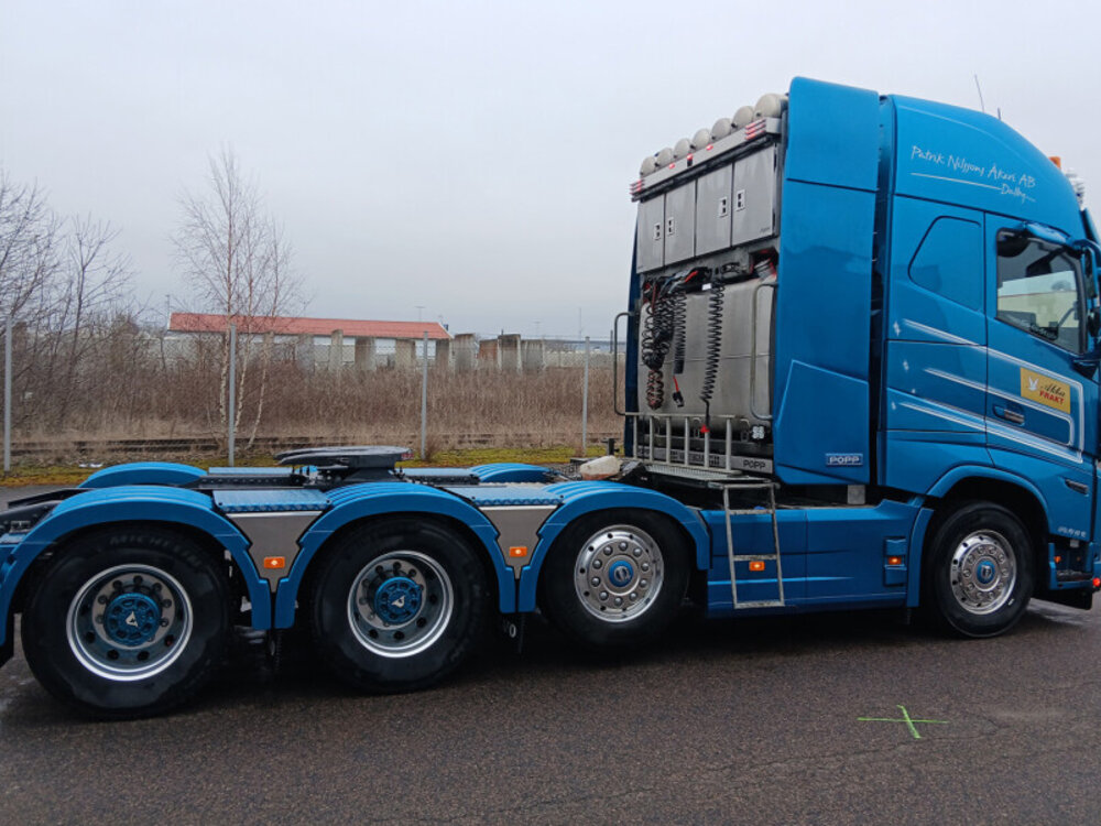 WSI WSI Volvo FH5 Globetrotter XL 8x4 met 5-assige manoovr AKKA FRAKT