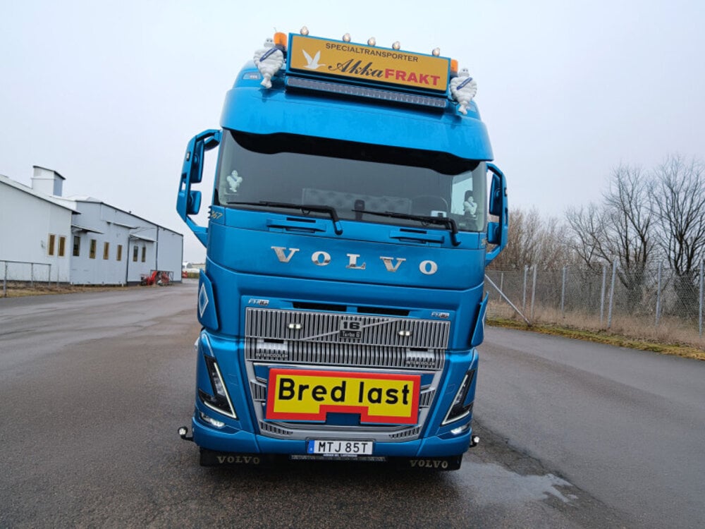 WSI WSI Volvo FH5 Globetrotter XL 8x4 met 5-assige manoovr AKKA FRAKT