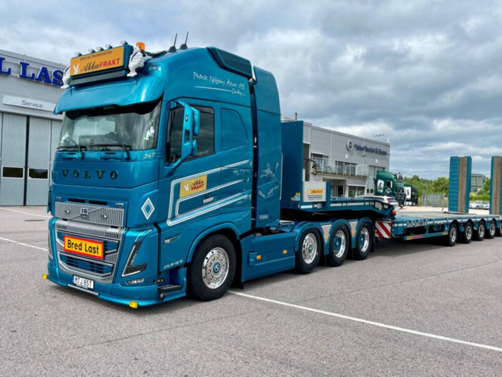WSI WSI Volvo FH5 Globetrotter XL 8x4 met 5-assige manoovr AKKA FRAKT
