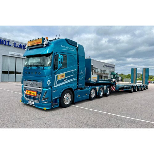 WSI WSI Volvo FH5 Globetrotter XL 8x4 met 5-assige manoovr AKKA FRAKT