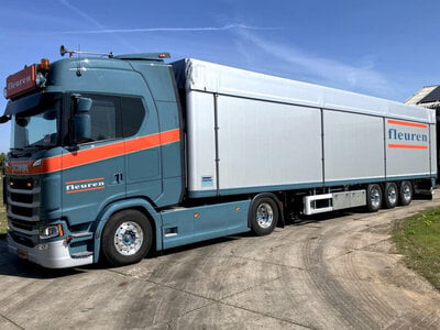 WSI WSI Scania S Highline 4x2 met 3-as verschuifbare vloer trailer FLEUREN
