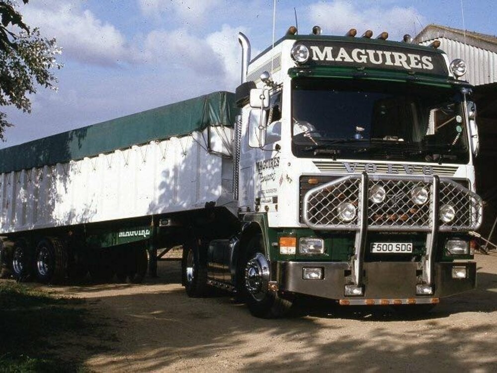 Tekno Tekno SET 2 x Volvo F16 Globetrotter 4x2 MAGUIRES