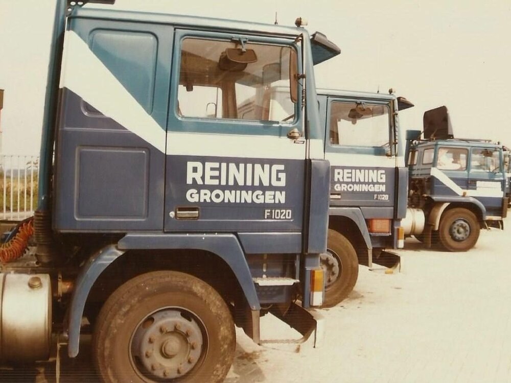 Tekno Tekno Volvo F10 4x2 tractor with 3-axle tilt trailer REINING