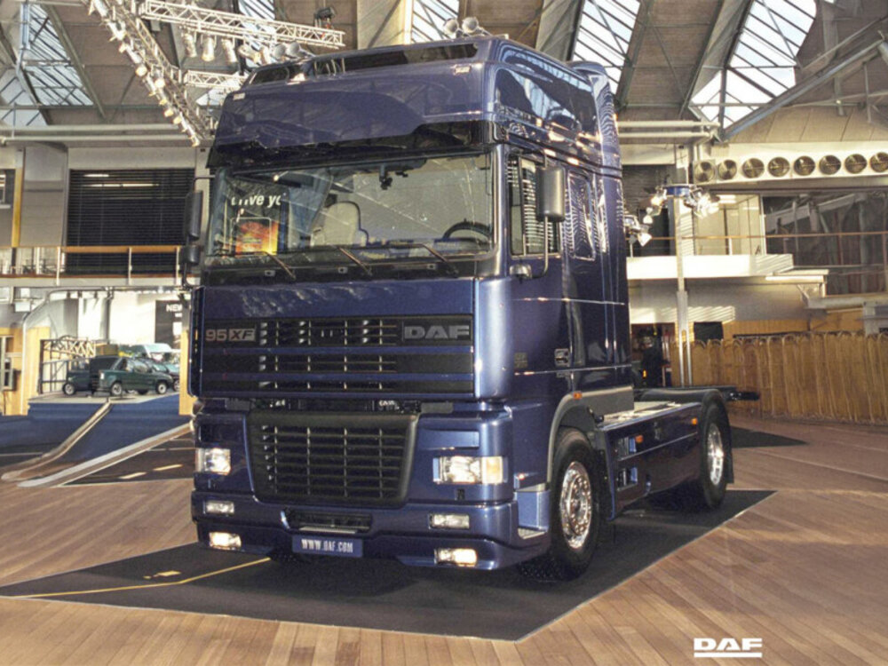 WSI WSI DAF 95XF Super Space Cab 4x2  PREMIUM LINE
