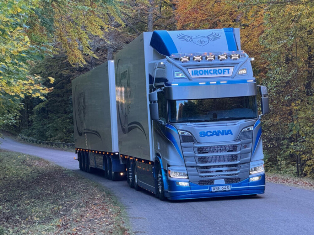 WSI WSI Scania R Highline motor koel wagen 6x2  met 5-assige koel trailer IRONCROFT