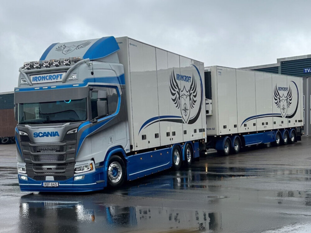 WSI WSI Scania R Highline motor koel wagen 6x2  met 5-assige koel trailer IRONCROFT