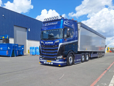 WSI WSI Scania S Highline 6x2 met 3-as verschuifbare vloer trailer TRANSPORTBEDRIJF L. JANMAAT