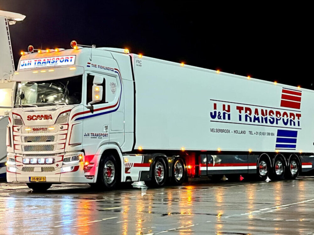 WSI WSI Scania S Highline 6x2 with 3-axle reefer trailer J&H TRANSPORT