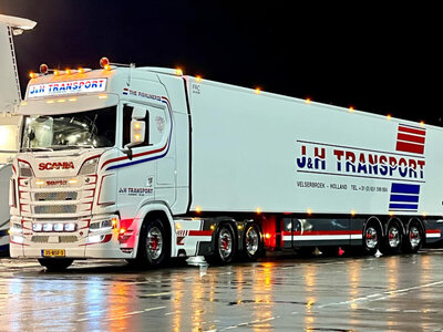 WSI WSI Scania S Highline 6x2 with 3-axle reefer trailer J&H TRANSPORT