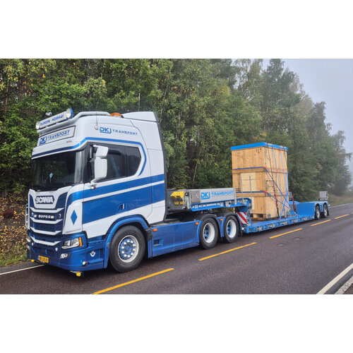 WSI WSI Scania R Highline 6x2 with 2-axle euro px lowloader + wooden box with top seal DKJ TRANSPORT