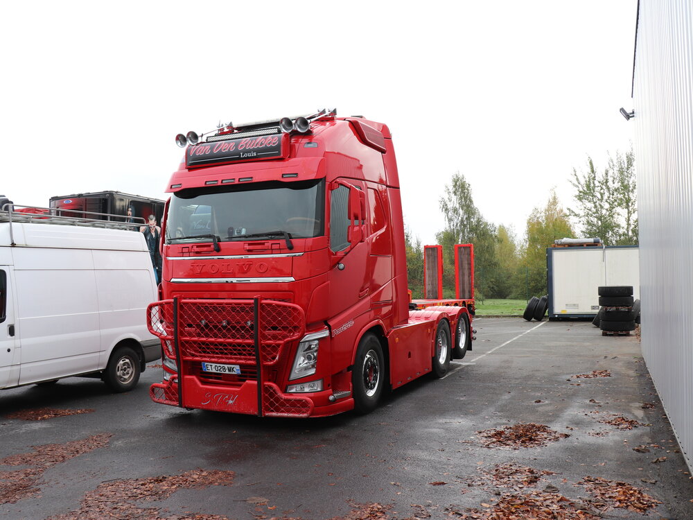 Tekno Tekno Volvo FH04 Globetrotter 6x2 sleepas VAN DEN BULCKE STH