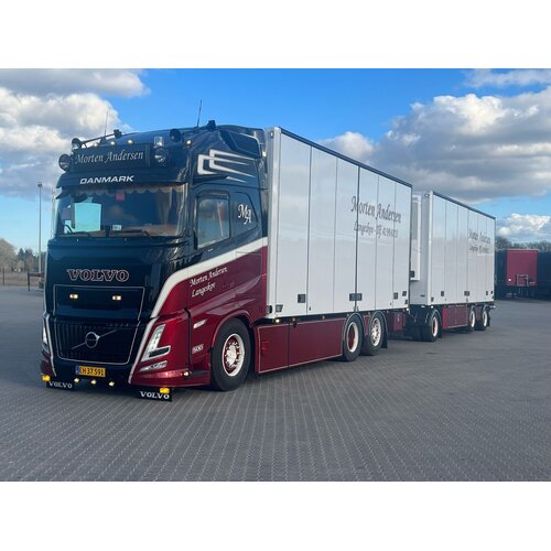 Tekno Tekno Volvo FH Aero Globetrotter XL motorwagen met 3-assige schamelaanhanger MORTEN ANDERSEN