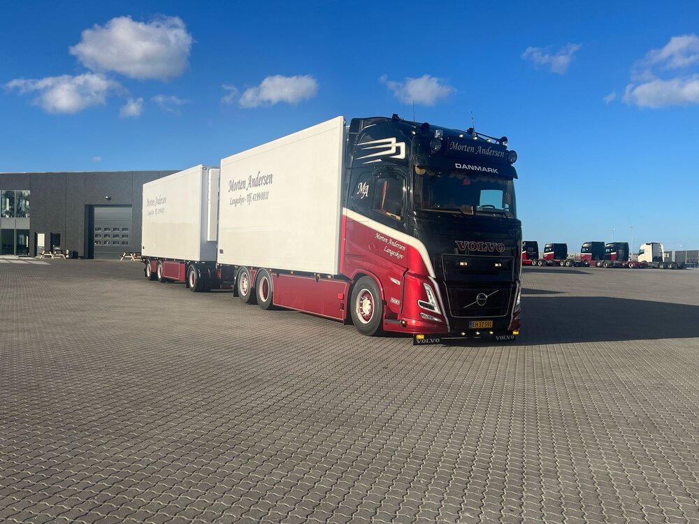 Tekno Tekno Volvo FH Aero Globetrotter XL motorwagen met 3-assige schamelaanhanger MORTEN ANDERSEN