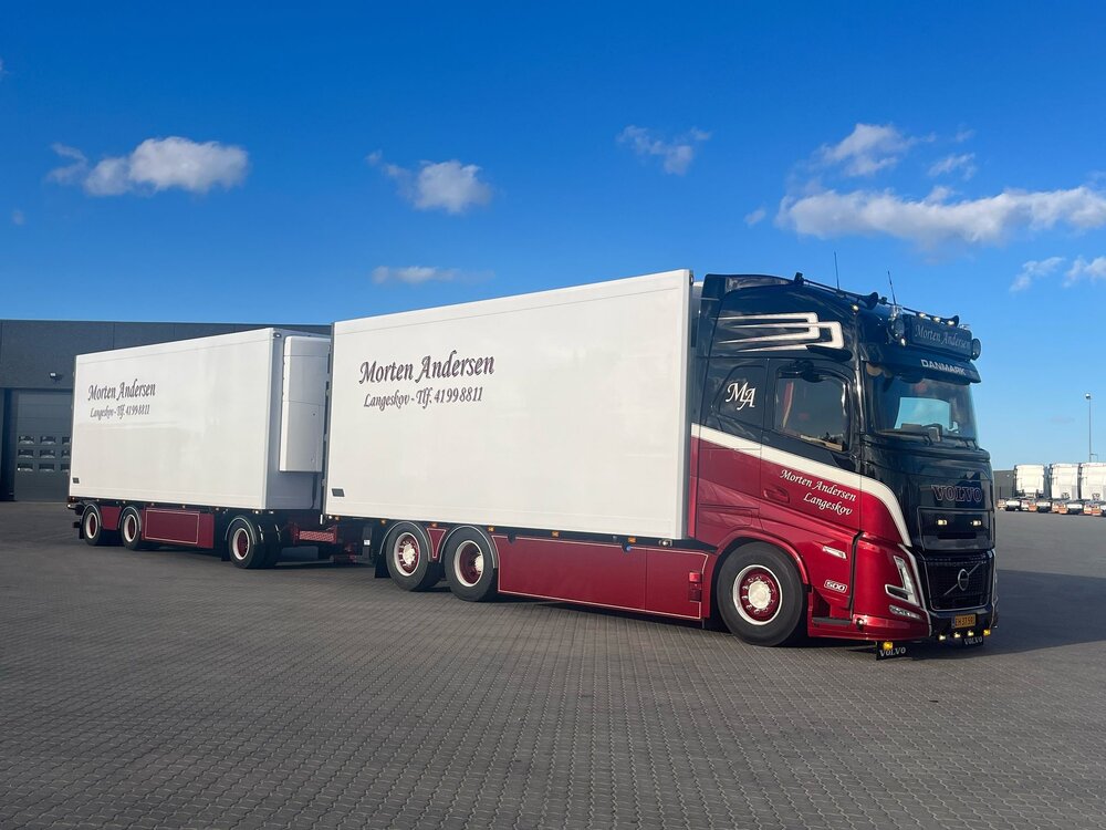 Tekno Tekno Volvo FH Aero Globetrotter XL motorwagen met 3-assige schamelaanhanger MORTEN ANDERSEN