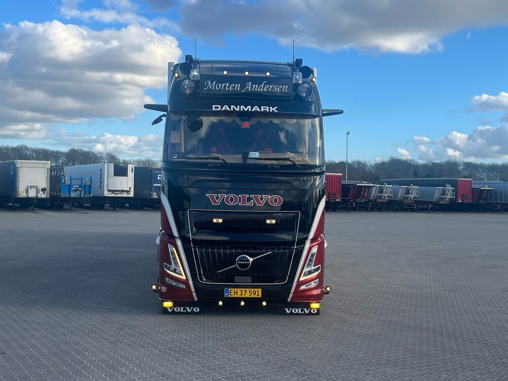 Tekno Tekno Volvo FH Aero Globetrotter XL riged truck with 3-axle  trailer MORTEN ANDERSEN
