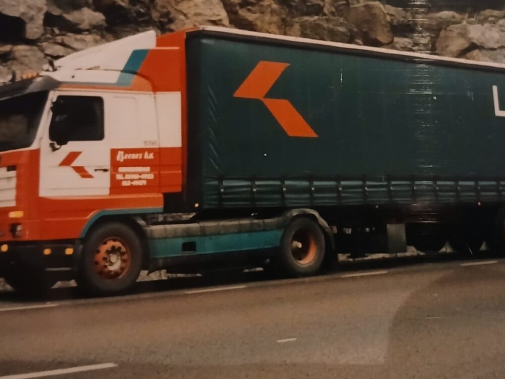 Tekno Tekno Scania 3-serie 113-380 with 3-axle curtainside trailer LOMMERTS