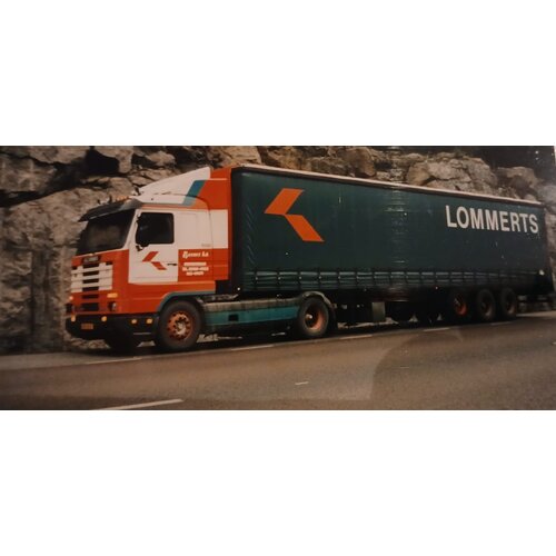 Tekno Tekno Scania 3-serie 113-380 met 3-assige schuifzeilen oplegger LOMMERTS