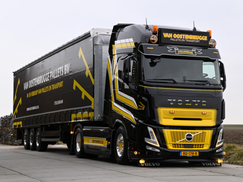 WSI WSI Volvo FH Aero Globetrotter XL 4x2 with 3-axle curtainside trailer VAN OOSTENBRUGGE