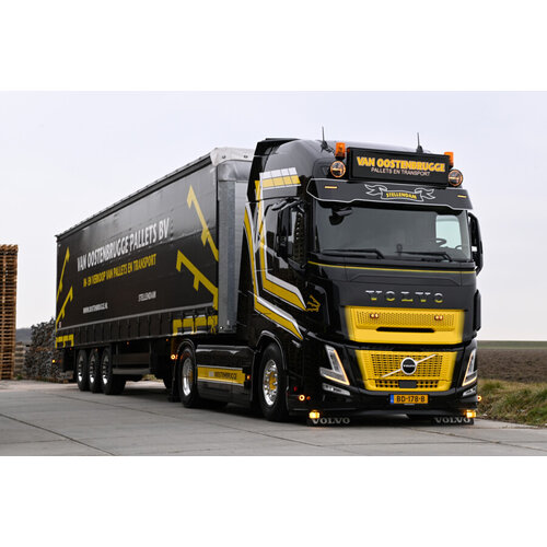 WSI WSI Volvo FH Aero Globetrotter XL 4x2 met 3-assige schuifzeilen oplegger VAN OOSTENBRUGGE