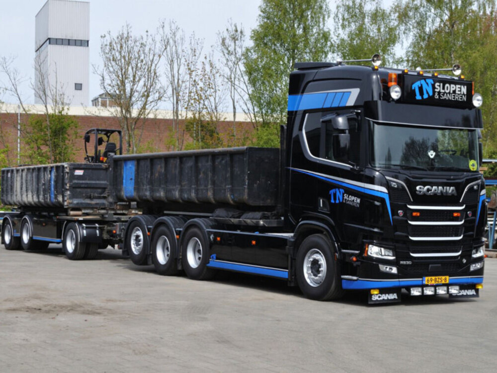 WSI WSI Scania R Highline 8x2 with 7-axle riged truck with hooklift system + 2x 40m3 container TN SLOPEN & SANEREN