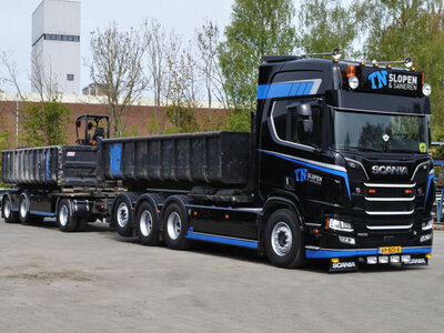 WSI WSI Scania R Highline 8x2 with 7-axle riged truck with hooklift system + 2x 40m3 container TN SLOPEN & SANEREN