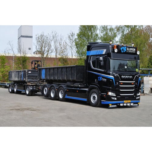 WSI WSI Scania R Highline 8x2 with 7-axle riged truck with hooklift system + 2x 40m3 container TN SLOPEN & SANEREN