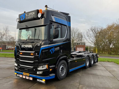 WSI WSI Scania R Highline 8x2 with 7-axle riged truck with hooklift system + 2x 40m3 container TN SLOPEN & SANEREN