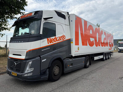 WSI WSI Volvo FH Aero Globetrotter XL 4x2 met 3-assige box trailer NEDCARGO