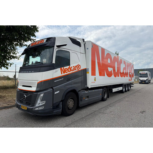 WSI WSI Volvo FH Aero Globetrotter XL 4x2 met 3-assige box trailer NEDCARGO