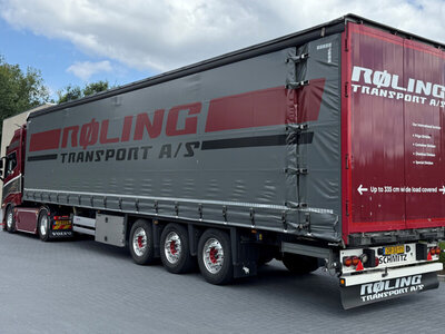 WSI WSI Volvo FH5 Globetrotter XL 4x2 met 3-assige schuifzeilen oplegger ROLING