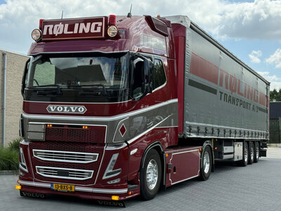 WSI WSI Volvo FH5 Globetrotter XL 4x2 with 3-axle curtainside trailer ROLING
