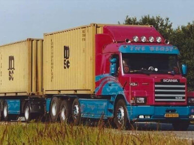WSI WSI Scania 143H Torpedo 8x2 rigid truck with 3-axle trailer + 2 x 20ft. container VAN DRUNEN