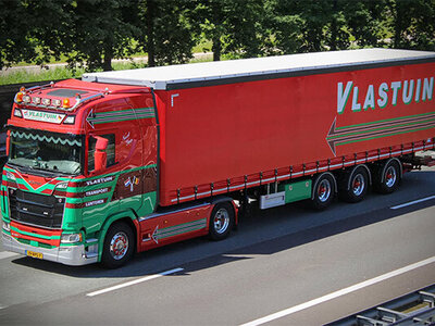 WSI WSI Scania S Highline 4x2 met 3-as tridec schuifzeilen oplegger VLASTUIN