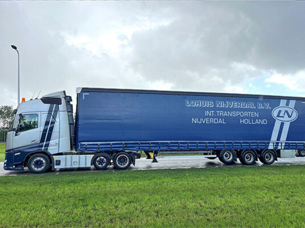 WSI WSI Volvo FH Aero Globetrotter 6x2 met 3-assige schuifzeilen oplegger LOHUIS NIJVERDAL